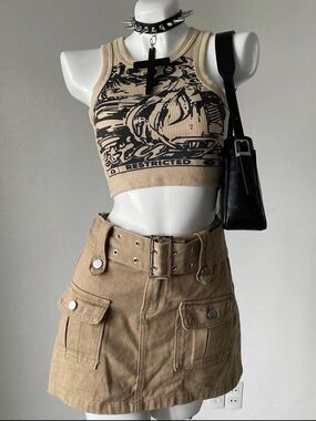Graphic Ribbed Crop Tank Top in Beige & Black